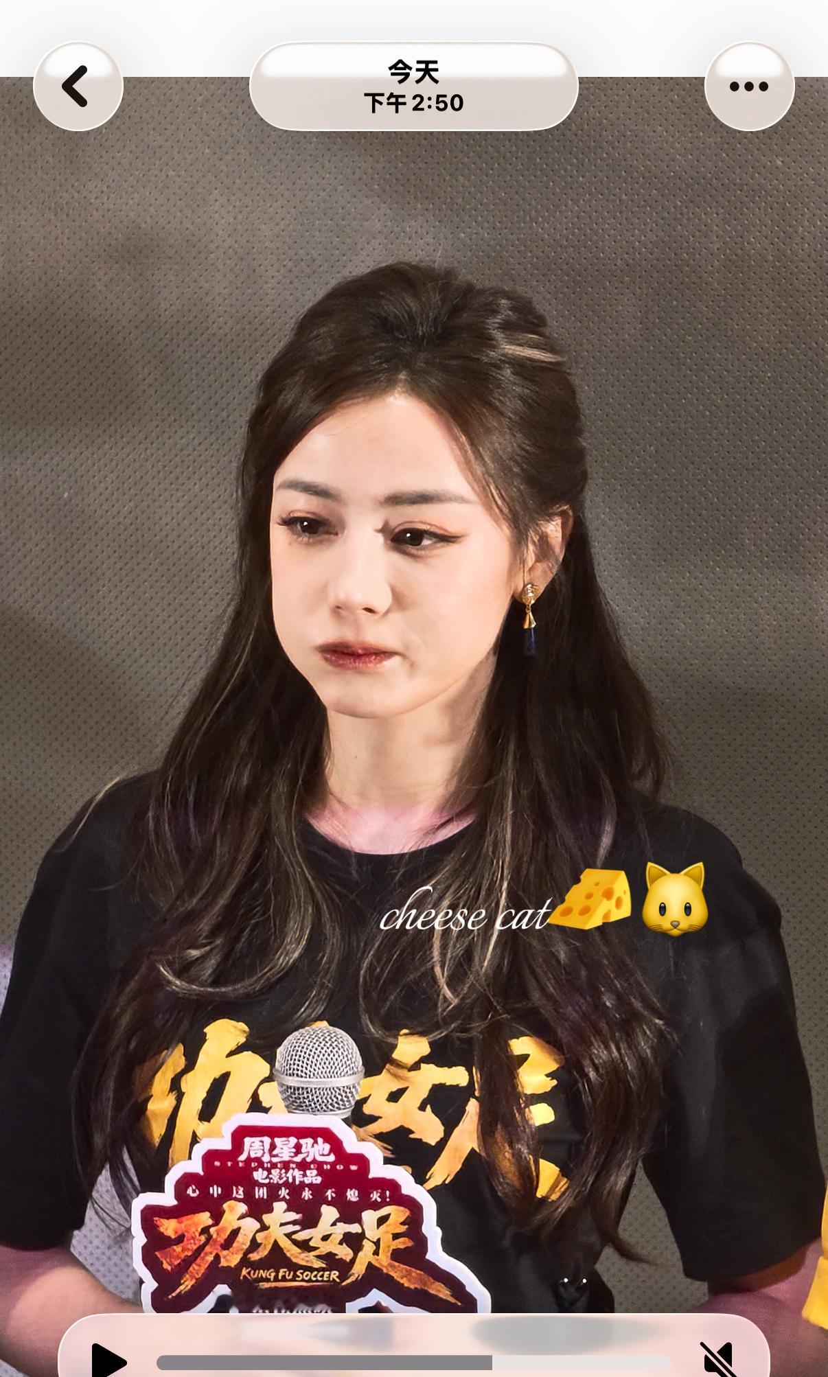 迪丽热巴也去了电影院看功夫女足迪丽热巴坐在观众旁边看反馈沉浸式体验普通观众视角！