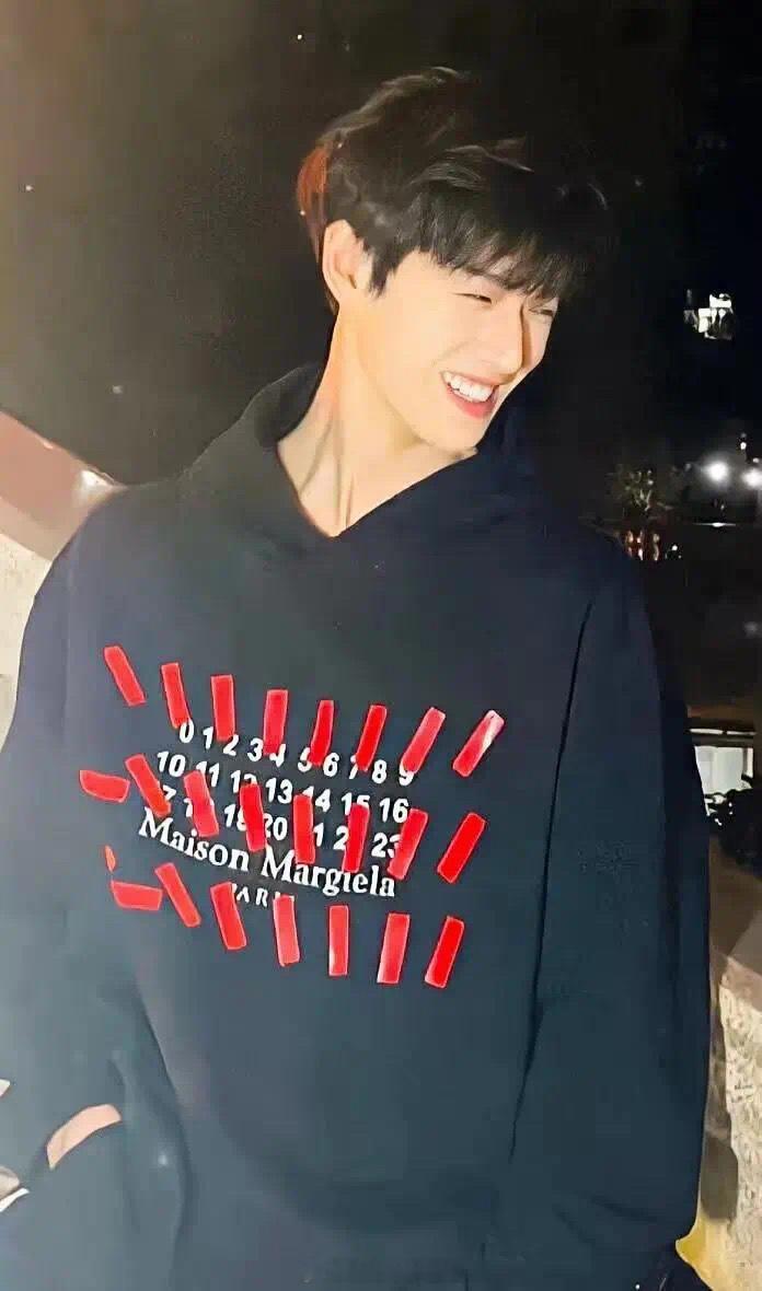 粉丝投稿｜李昀锐爱上李昀锐如呼吸一样~[抓狂][舔屏][舔屏][舔屏]||九重紫