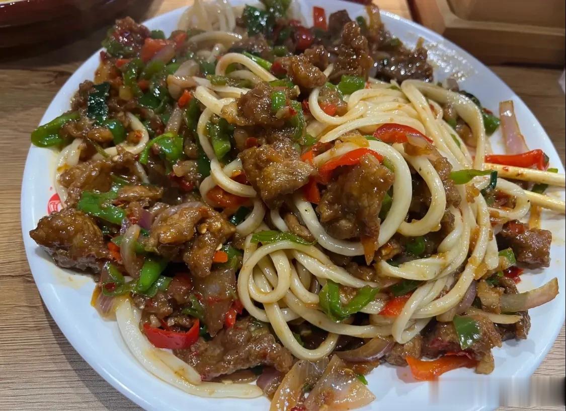 #乌鲁木齐头条# 肉是真的多，一公斤牛后腿肉只炒5盘子拌面？不用冻肉？不好吃还能