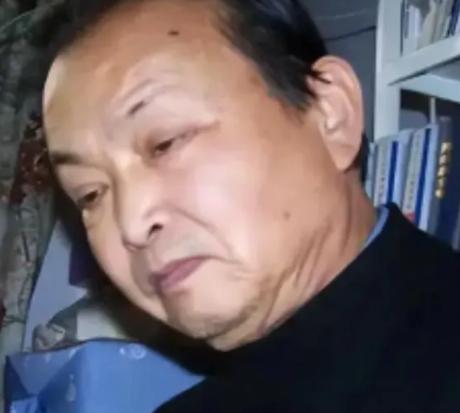 2004年12月，金三角贩毒集团的一名卧底警察在经过海关时突然被拦下，那人低声说