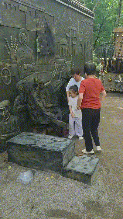 穿红衣服的挺搞笑。