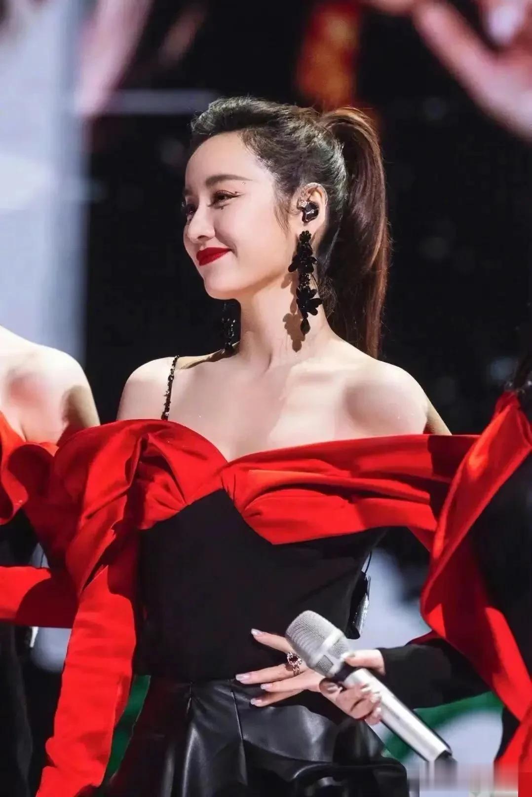 吕一“浪姐2”成团夜的造型也太美了，虽然没能成团出道，但她却因美成功出圈！

她