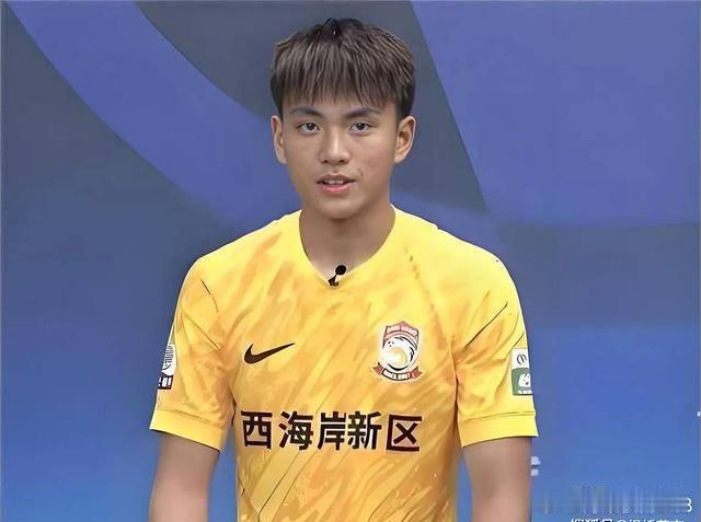 21岁国足李昊：身高187会说西班牙语，女友很漂亮 偶像是王大雷------点球