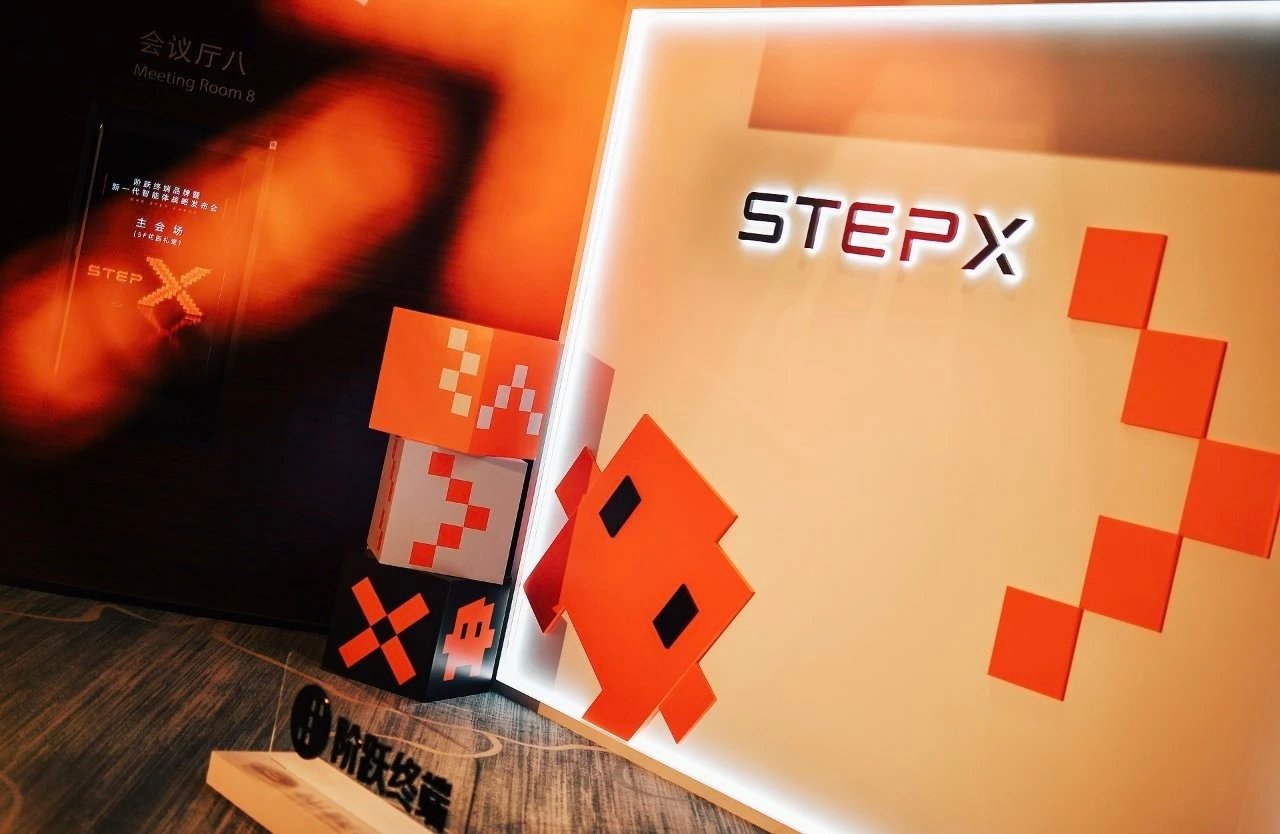 阶跃星辰发布大模型原生AI终端品牌STEPX手机。有看到真机的朋友吗？我想看看实