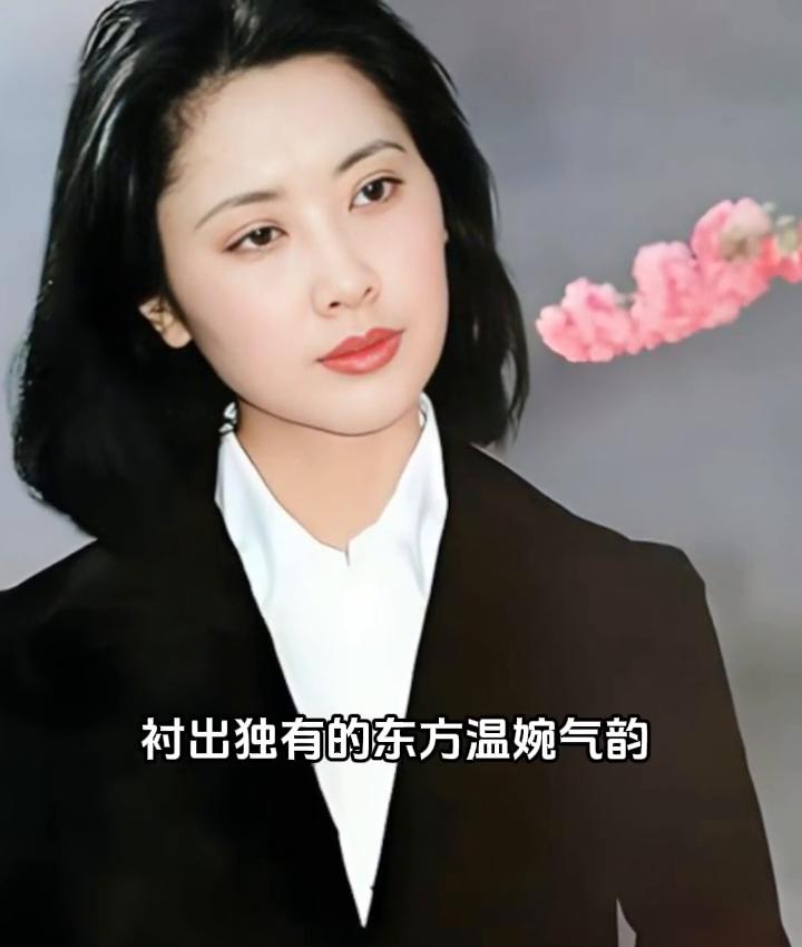 她状态绝佳，体态温婉饱满，面容不见岁月痕迹，眼眸澄澈透亮，一身素雅衣着，衬出独有