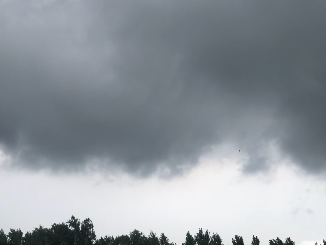 热搜简报分享一张下雨前的天空 
