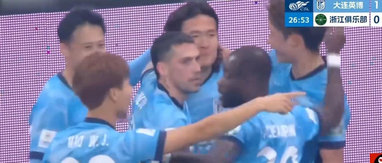 廖锦涛进球，大连英博1比0领先浙江队，缺少了米特里策的浙江队进攻下降一个档次，完