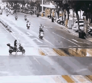 这路口什么情况，一倒倒一片