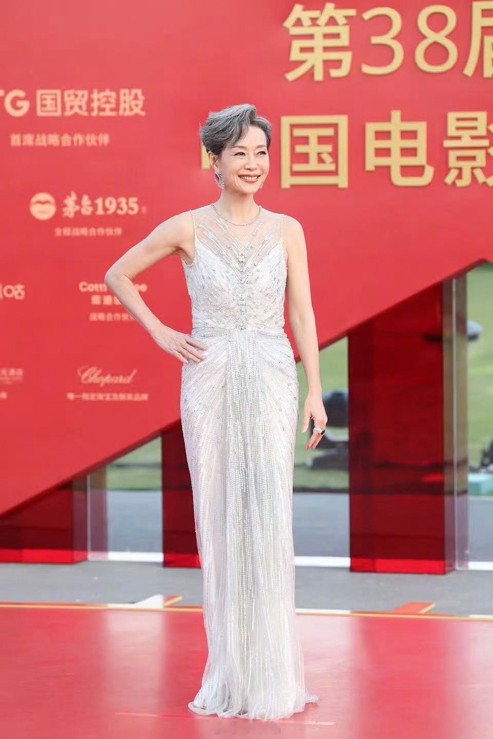 银发、银裙，神采奕奕——叶童 亮相2025金鸡奖闭幕红毯 ，一袭星河流溢的璀璨礼