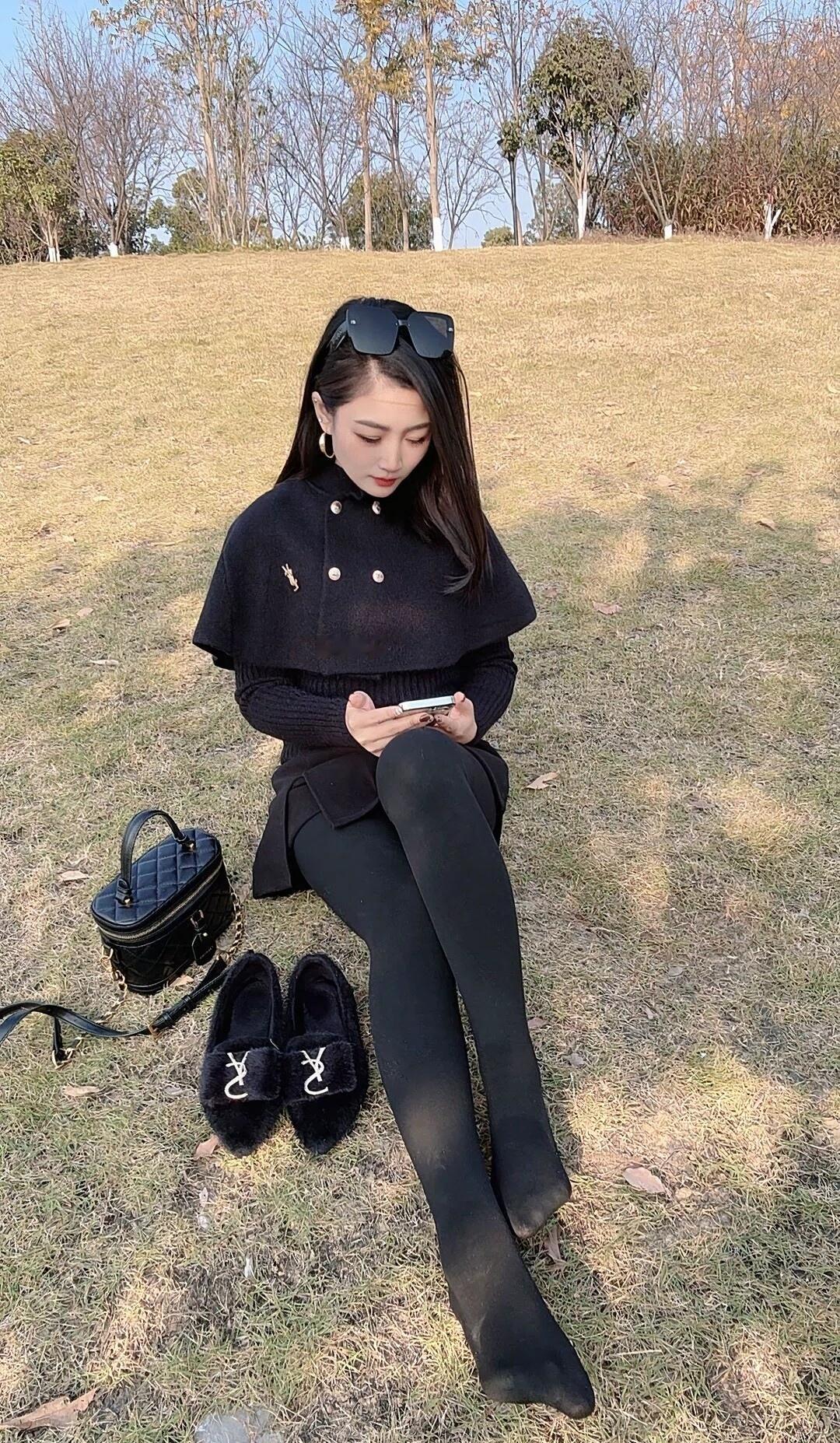 秋日野餐穿搭指南：黑色毛衣+高筒靴，搭配墨镜，尽显时尚与优雅。