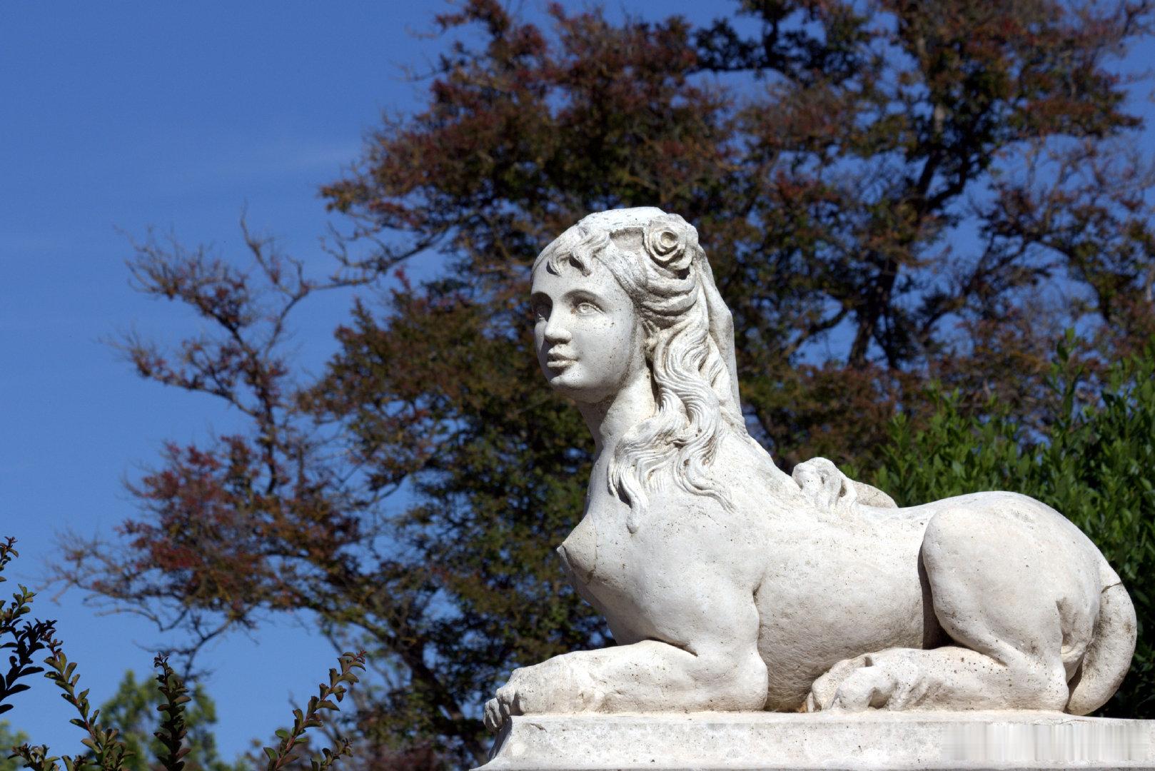 六月，西班牙阿兰胡埃斯花园中的斯芬克斯像。 