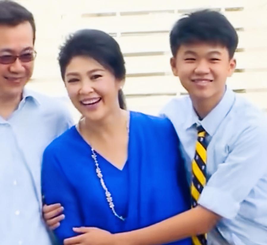 英拉一家温馨幸福的时刻啊！
一家三口看上去非常的甜蜜温馨啊！
一家三口脸上的笑容