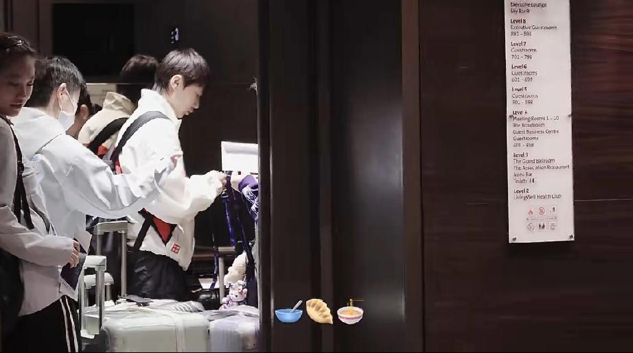 北京时间今日凌晨，伦敦当地时间傍晚顺利落地伦敦机场，乘车到达官方酒店的国乒队员，