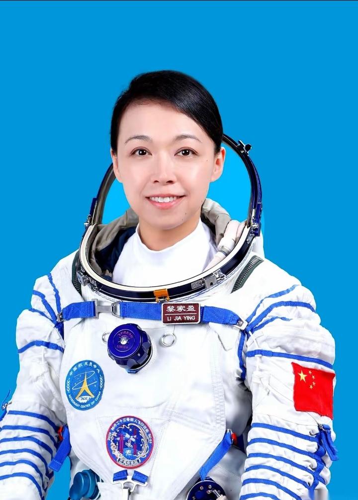 不是别人，就是香港特区政府递的。请求内容就一句话：能不能让黎家盈在天上，跟全香港