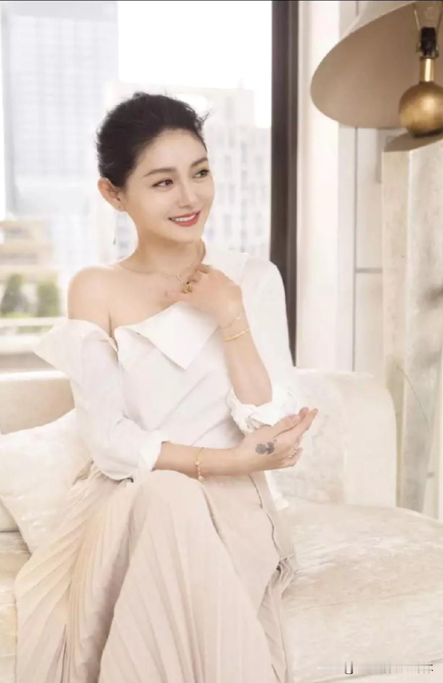娱乐圈的婚姻故事总是充满了戏剧性，大S和汪小菲的婚姻纠纷更是吸引了无数人的目光。