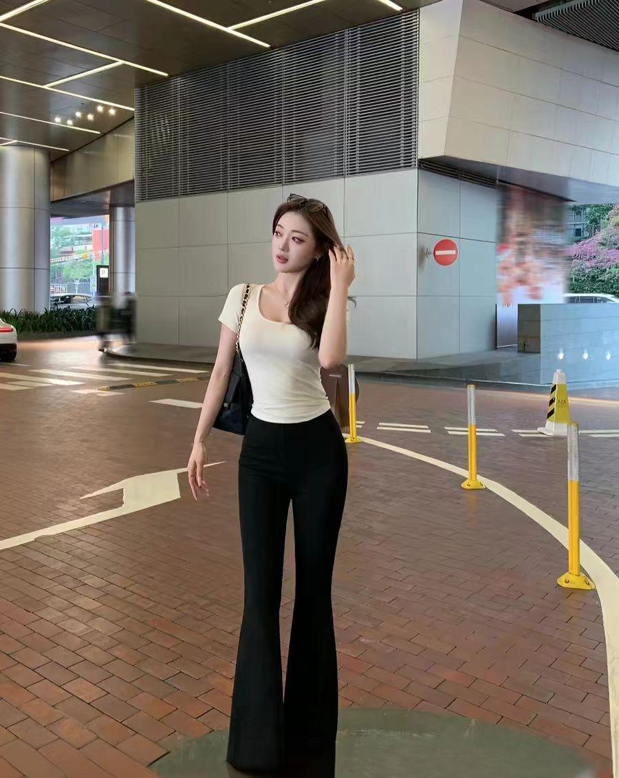 女生想要穿搭得优雅，有几个要点得把握好。
版型上，合身是关键。像肩线刚好的西装、