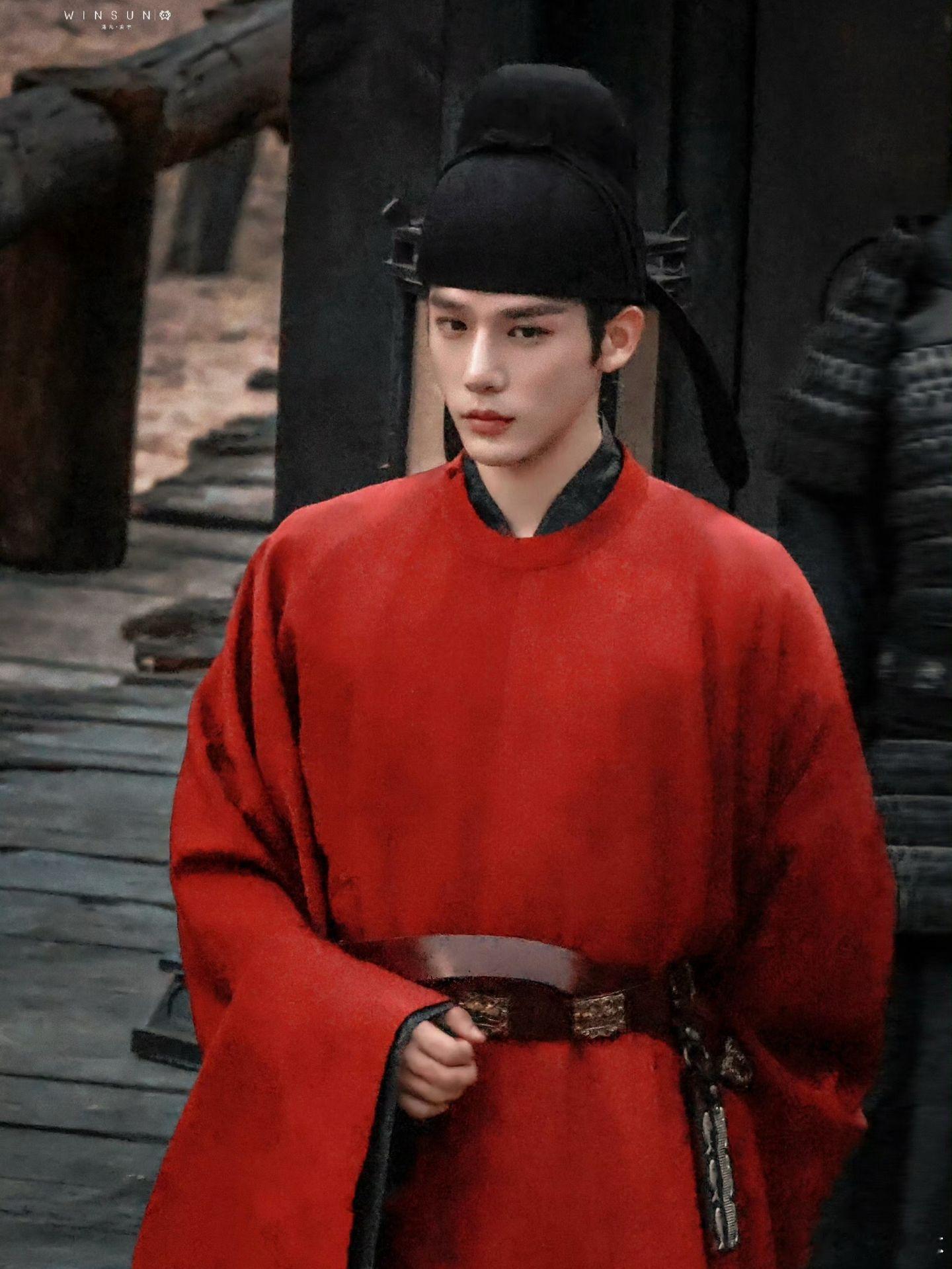 王安宇[超话] 王安宇《一念江南》红衣造型氛围感好绝。一身明艳宋制红圆领袍，头戴