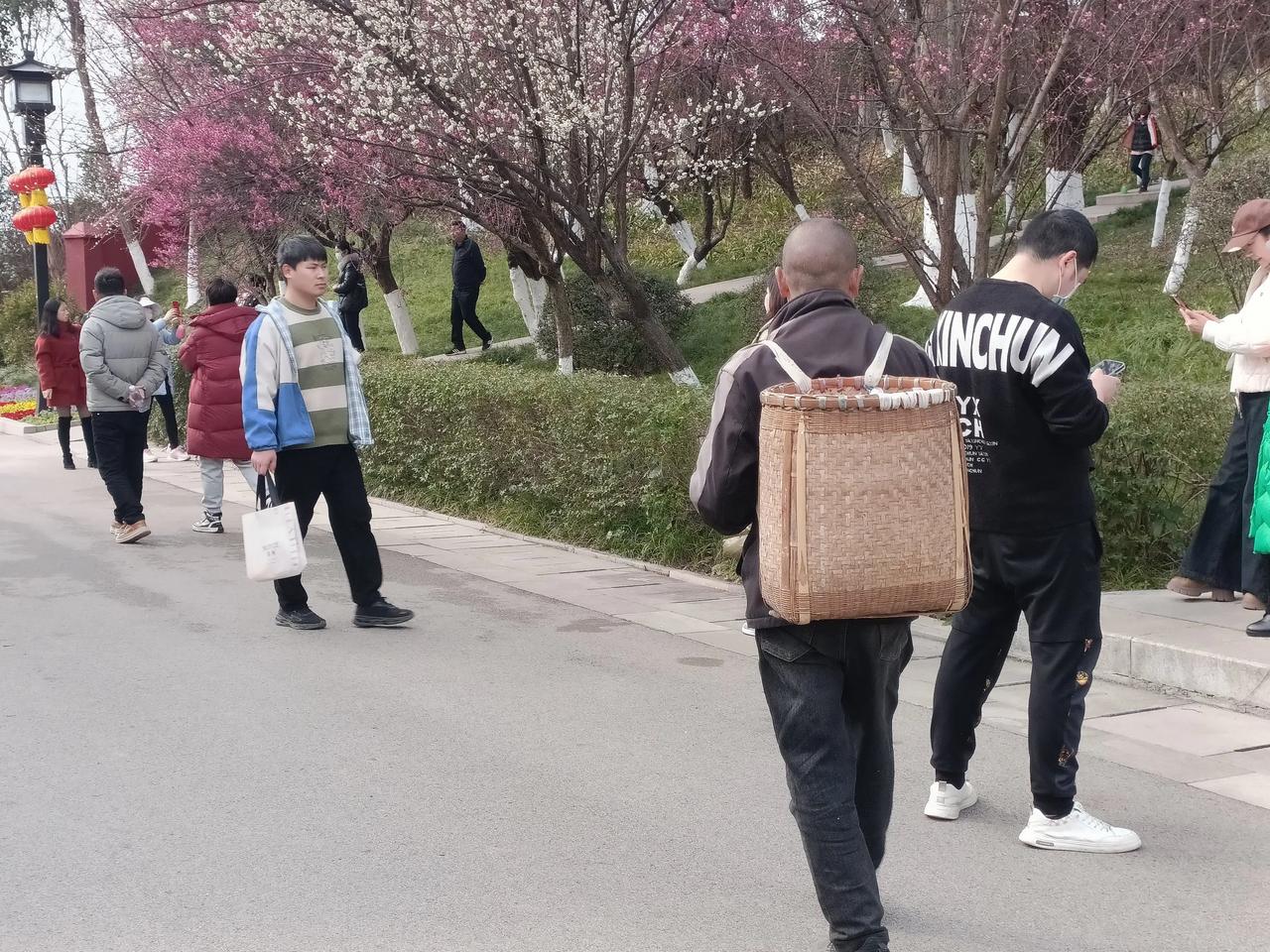 再过多少年，背篼会不会消失？过去四川农村背篼随处可见，是家家必备的物品，使用频率