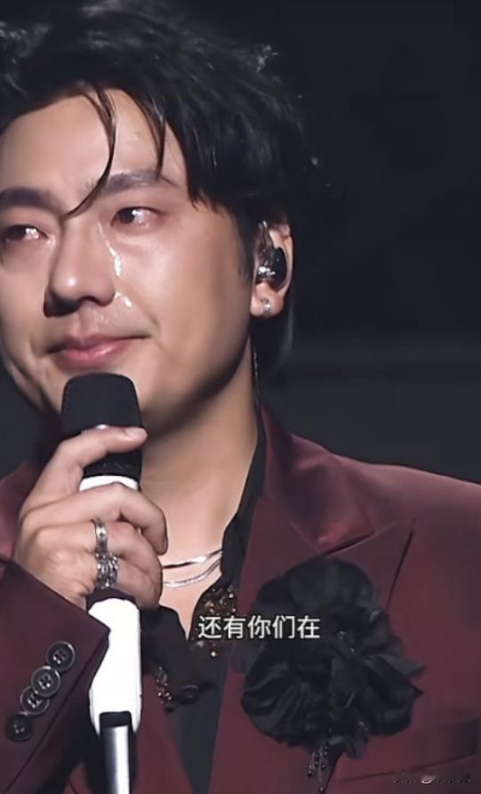 2013年，21岁海来阿木，为救刚出生的女儿背负外债，谁料，女儿不幸离世，妻子也