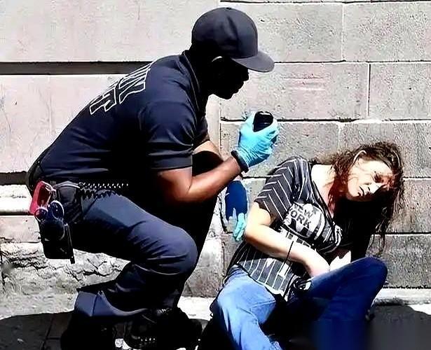 每5分钟，就有一个美国人死于芬太尼。
5分钟。
就我下楼拿个快递的功夫。
这玩意