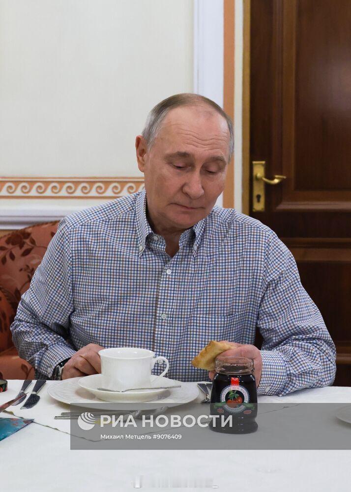 瓦洛佳小朋友  一组吃面包的图，克宫为啥不发图啊……（怎么感觉这面包很硬的样子 