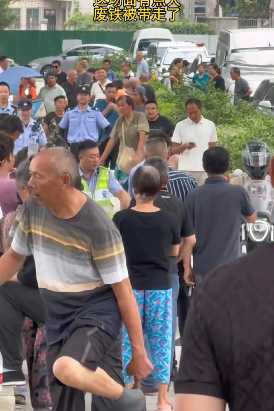 带走，骚扰大家，真讨厌，世界上还有这样的人，这个钢铁看起来就跟个地狱里的鬼一样