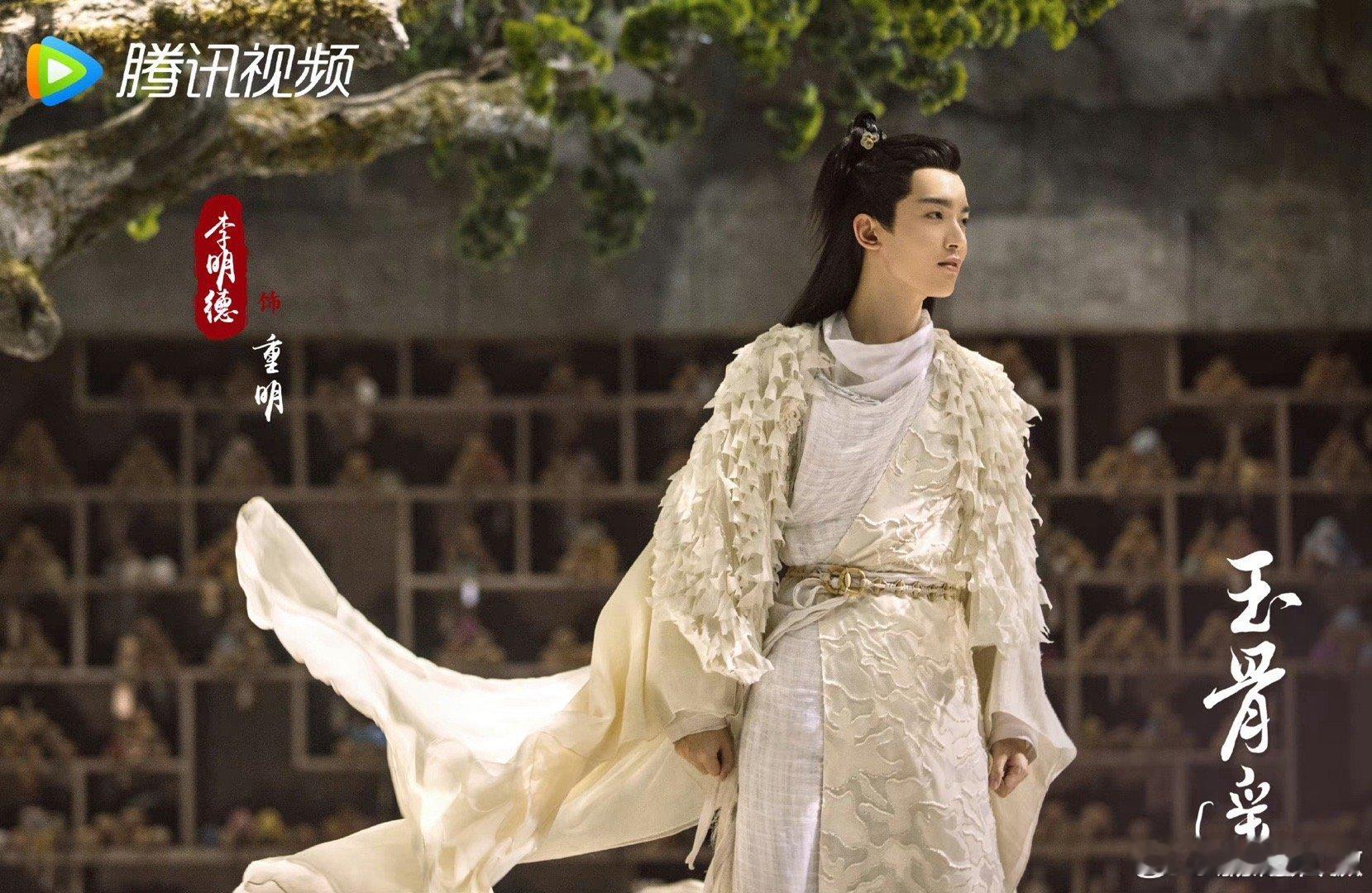 #李明德爆改乐队主唱##玉骨遥里的重明鸟去唱歌了# 李明德的转变让人眼前一亮，乐