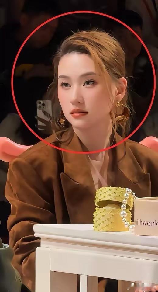 富家千金何超莲，时尚感虽强却因挑剔难合作，化妆师多不喜，优秀的人要求高似成常态。