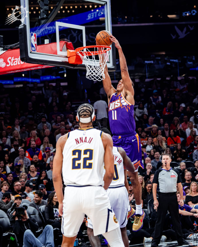 半场60-63暂时落后3分，这比赛打的确实是很热闹。太阳的比赛不一定很精致，但绝