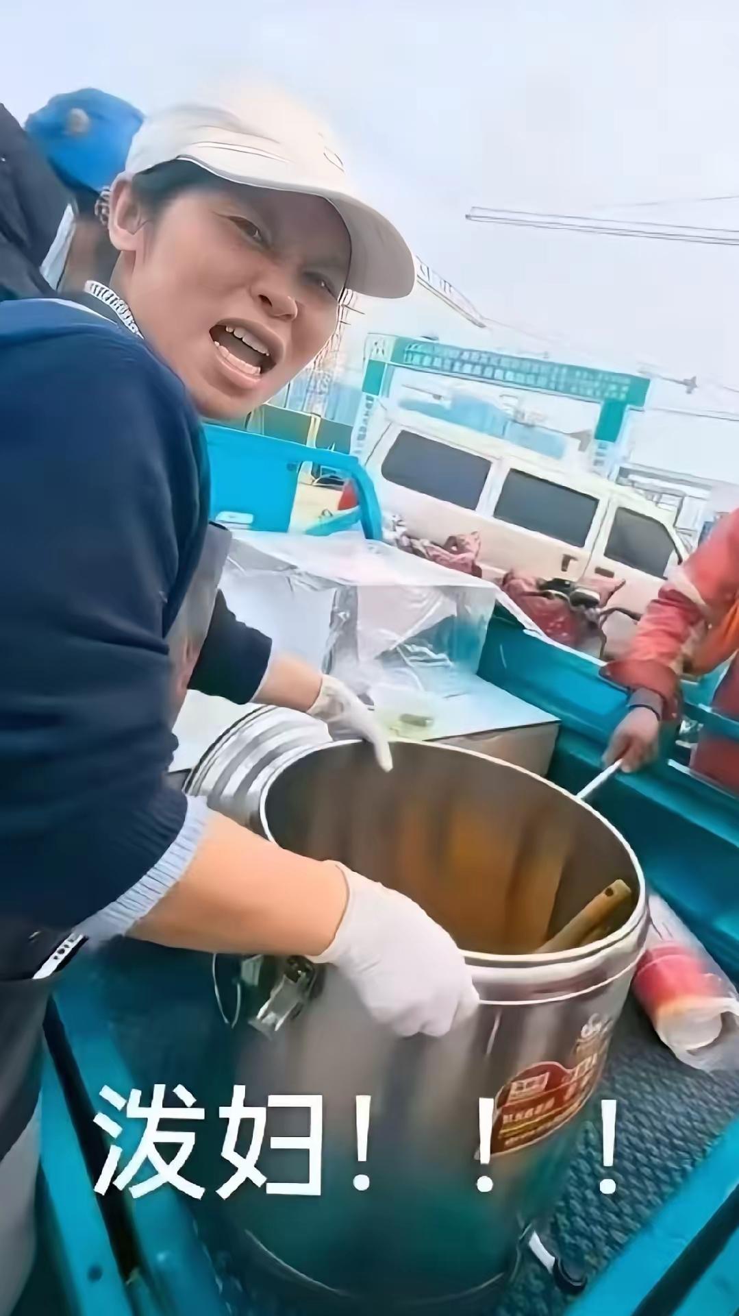 终于看清楚了山东济南那个工地倒饭姐的模样了，原先是长这样，这也太吓人了吧，你这下