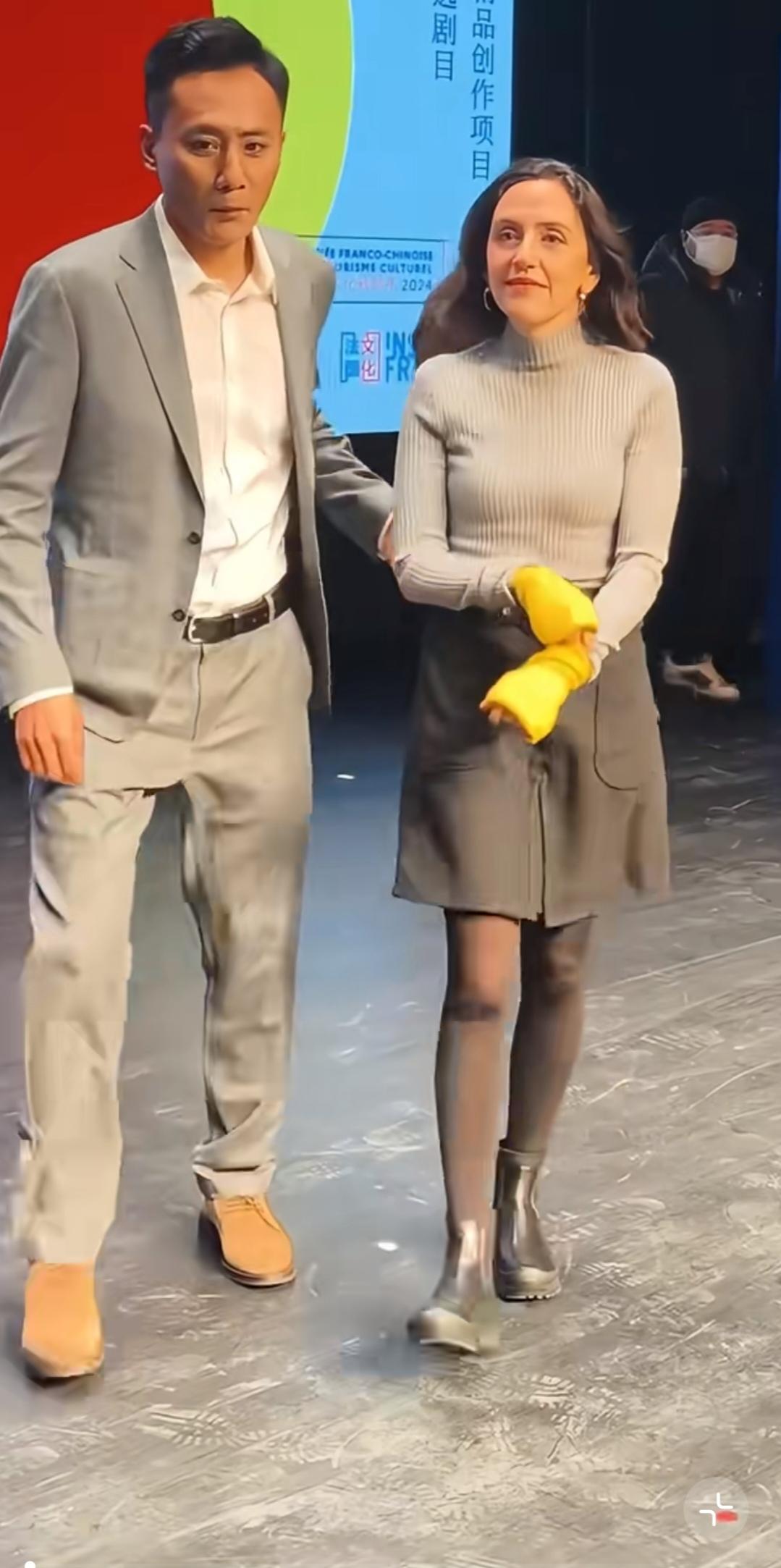 刘烨的老婆安娜，出席活动戴胶皮手套干啥。