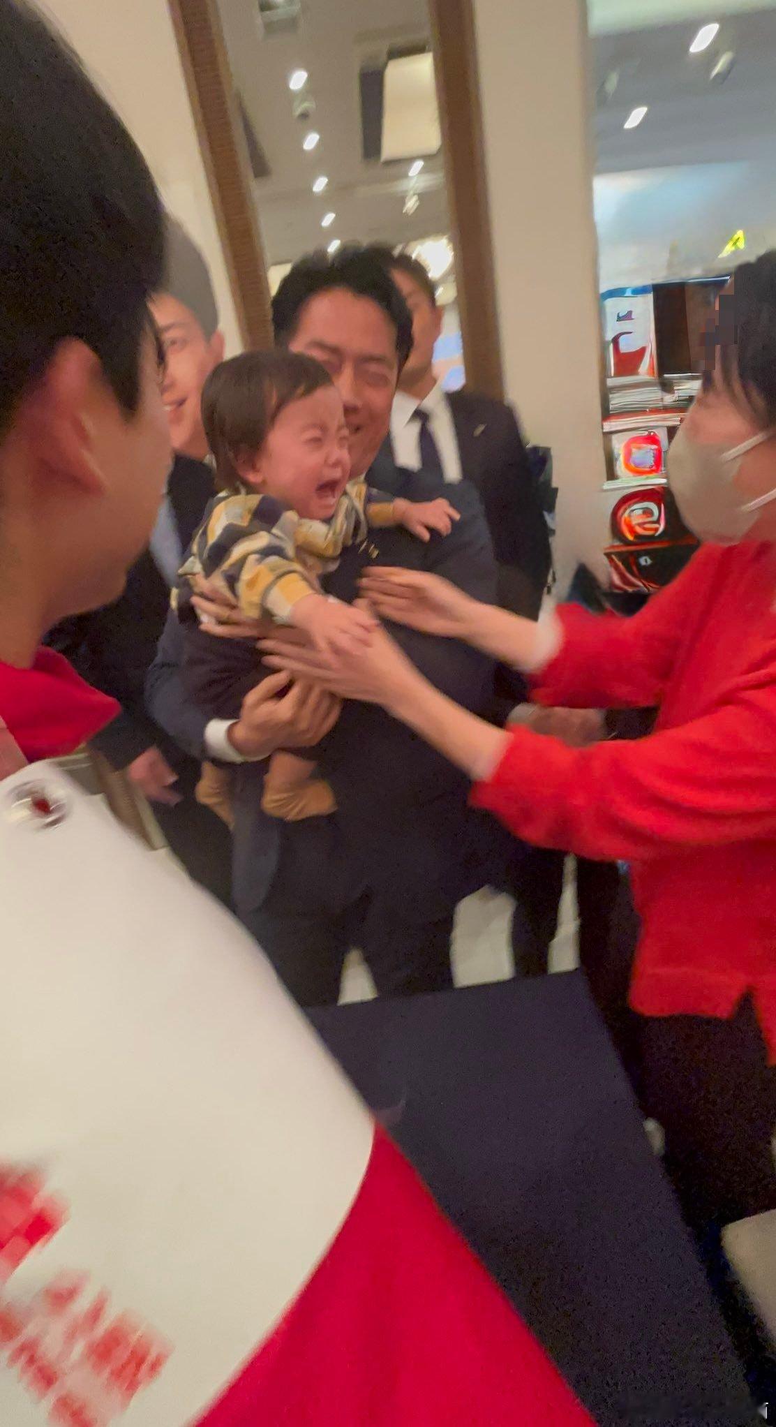 一抱就哭！人气“失灵” 小泉进次郎自嘲成“固定桥段” 网友笑翻海外新鲜事日本 日