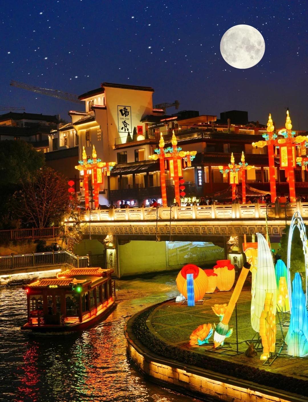 临江仙 · 夜游秦淮河

十里秦淮环古邑，晴川远接沧瀛。夜阑风软水纹平。老街光影