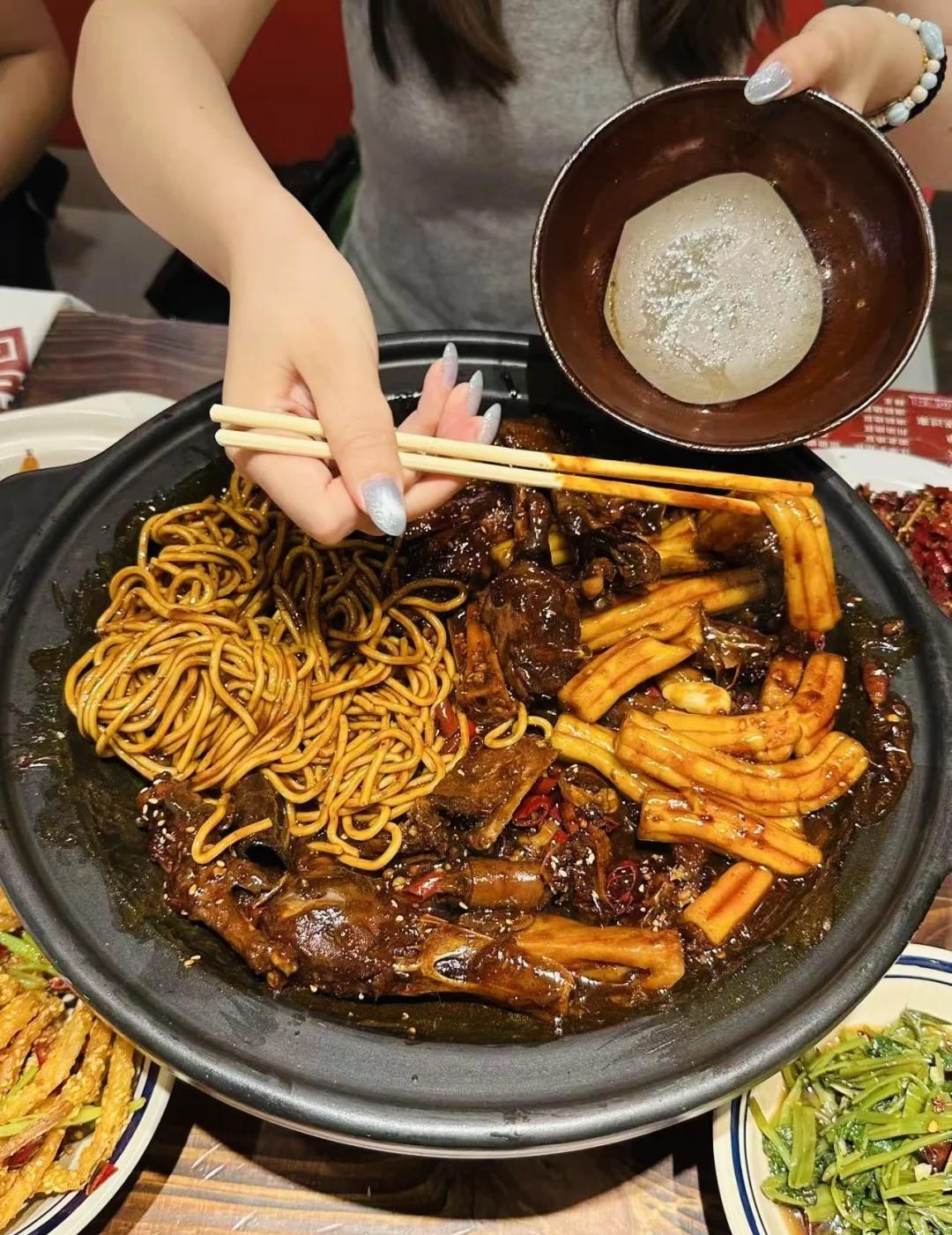 广州吃完会用一生怀念的。。。
和朋友、同事聚餐我首选就是这家。边吃边小酌聊天，氛