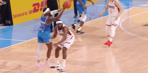 北京男篮vs山西男篮 半场40-42，火药味足，比分也胶着。山西男篮第二节把势头