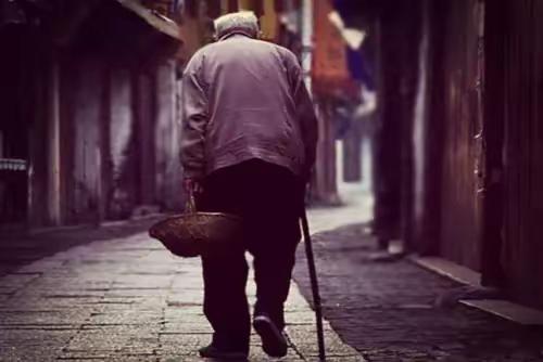 让千万人在深夜泪奔，这并非偶然。张晓磊那篇题为《父母老去的背影，是我余生最大的亏