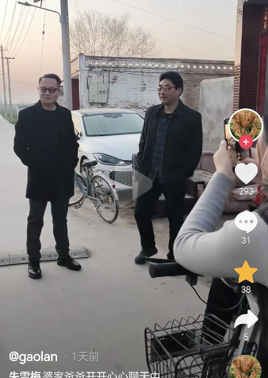 大衣哥女儿结婚，新郎父亲却被村民围着“专访”，镜头恨不得怼脸上。
大家七嘴八舌，