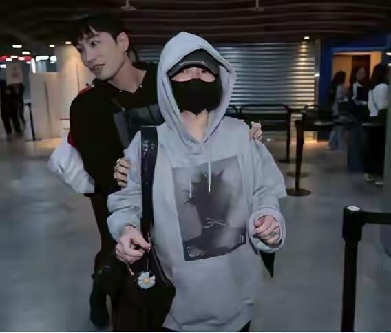 小S生活回归正常，她去看演唱会了，说明，她也开始慢慢放下，开始自己的生活了。毕竟