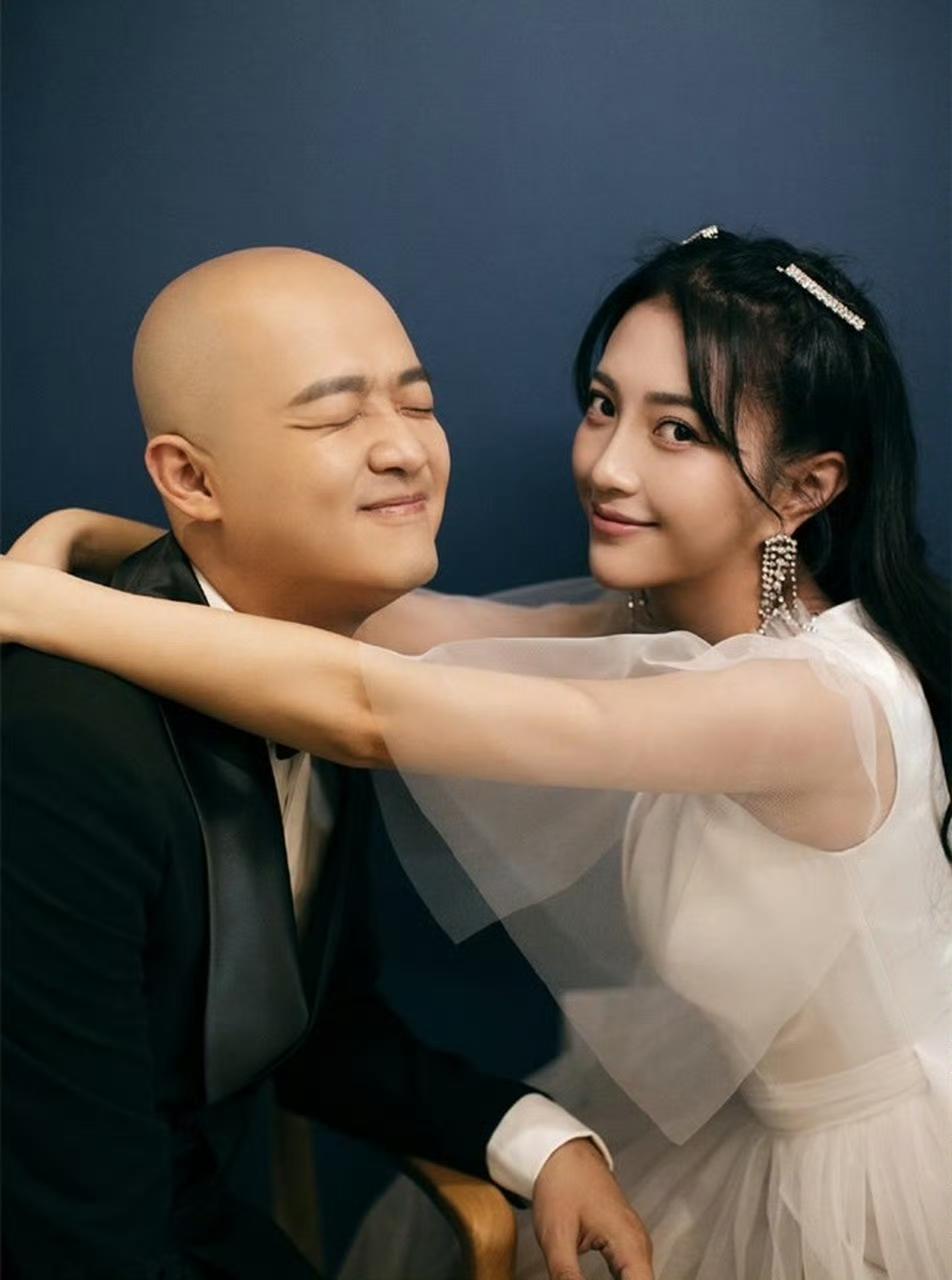 包贝尔出轨我不奇怪，
包贝尔塌房我也不奇怪，
我奇怪的是她的妻子包文倩，这一次怎
