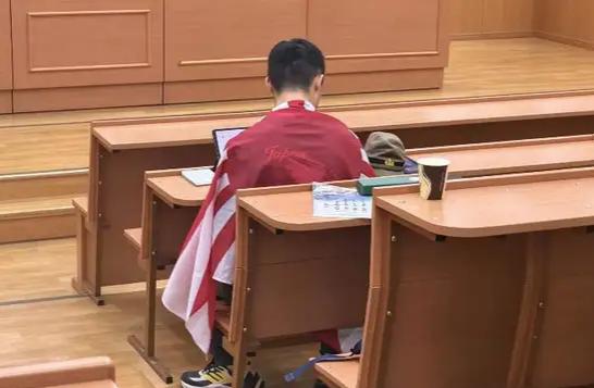 国内不知道还隐藏了多少，精神日本人。
一个中国留学生在莫斯科大学历史系课堂，披旭