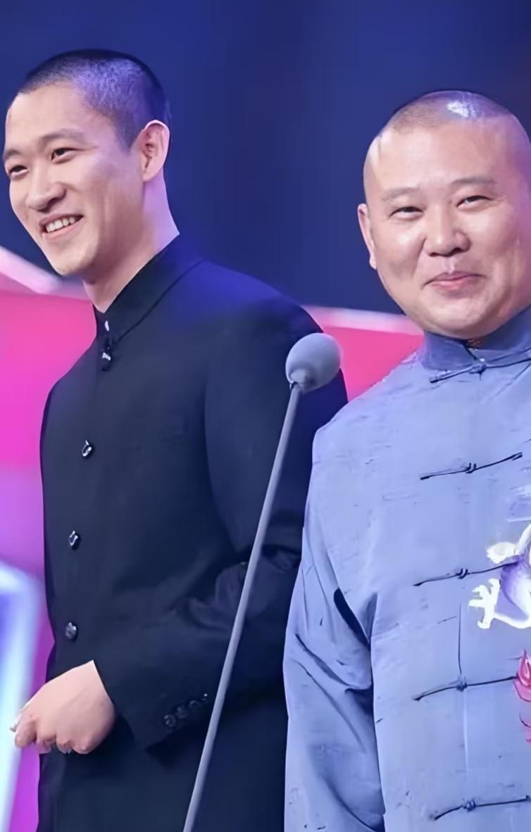 曹云金提睡公园长椅，郭德纲回了一句“当年十几人挤通铺”。
不是谁不讲人情，是旧规