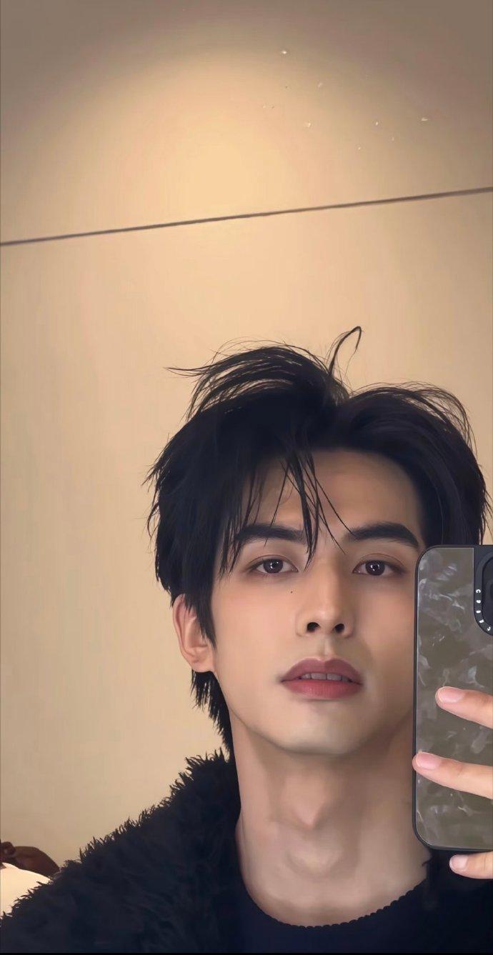 宋威龙[超话]宋威龙十年沉淀终迎花开宋威龙手部特写
两个人互相拉扯的一段，真的是