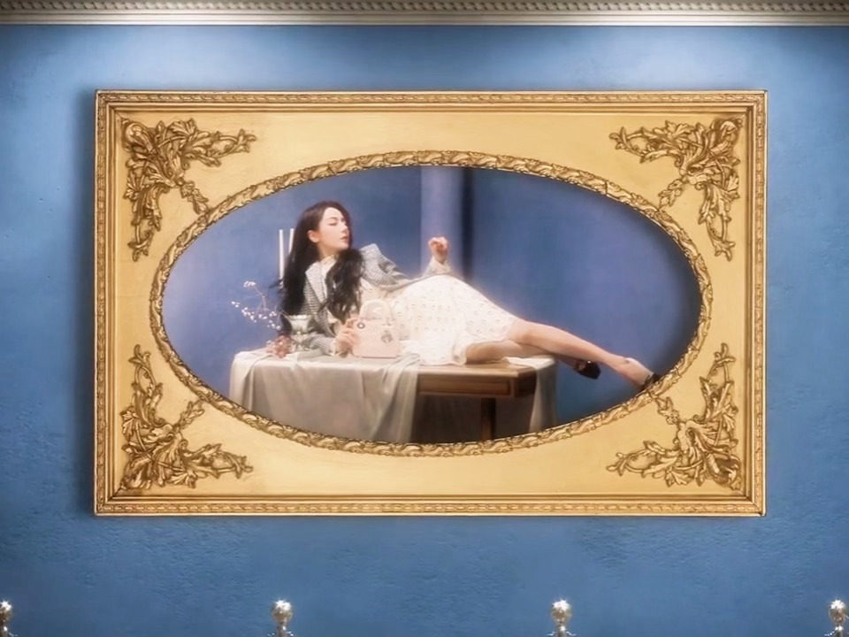 从油画中走出的少女🖼️迪丽热巴红秀开年刊三封面