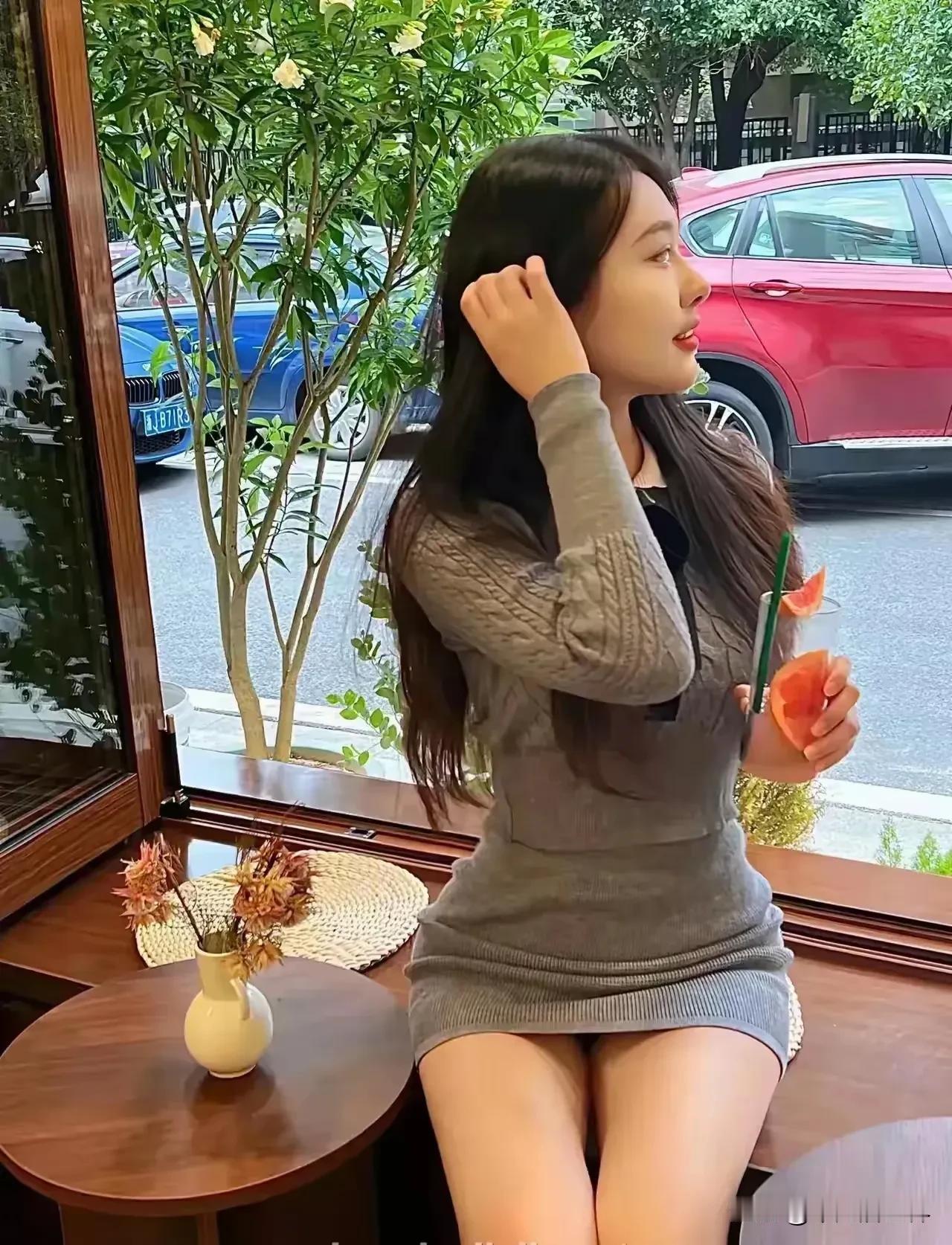 青丝素手，清姿玉颜。