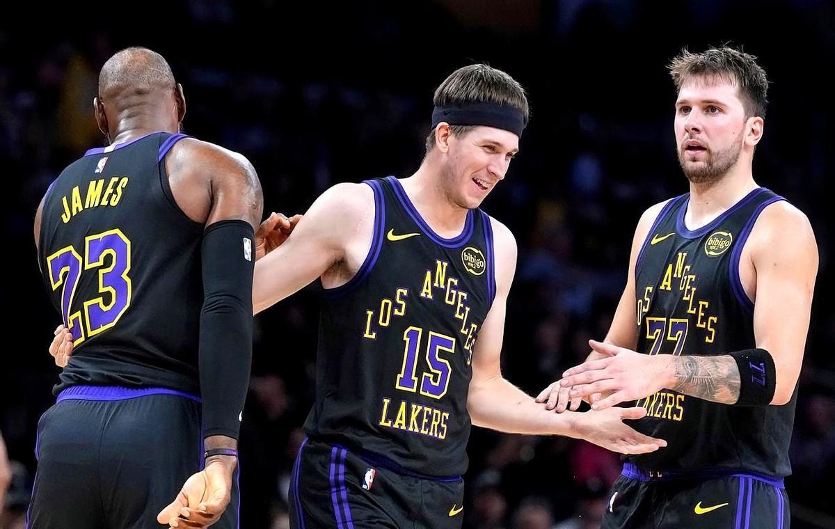 别再盯着数据栏了。
NBA的真相藏在动作细节里。
恩比德17次出手只进4个。
他