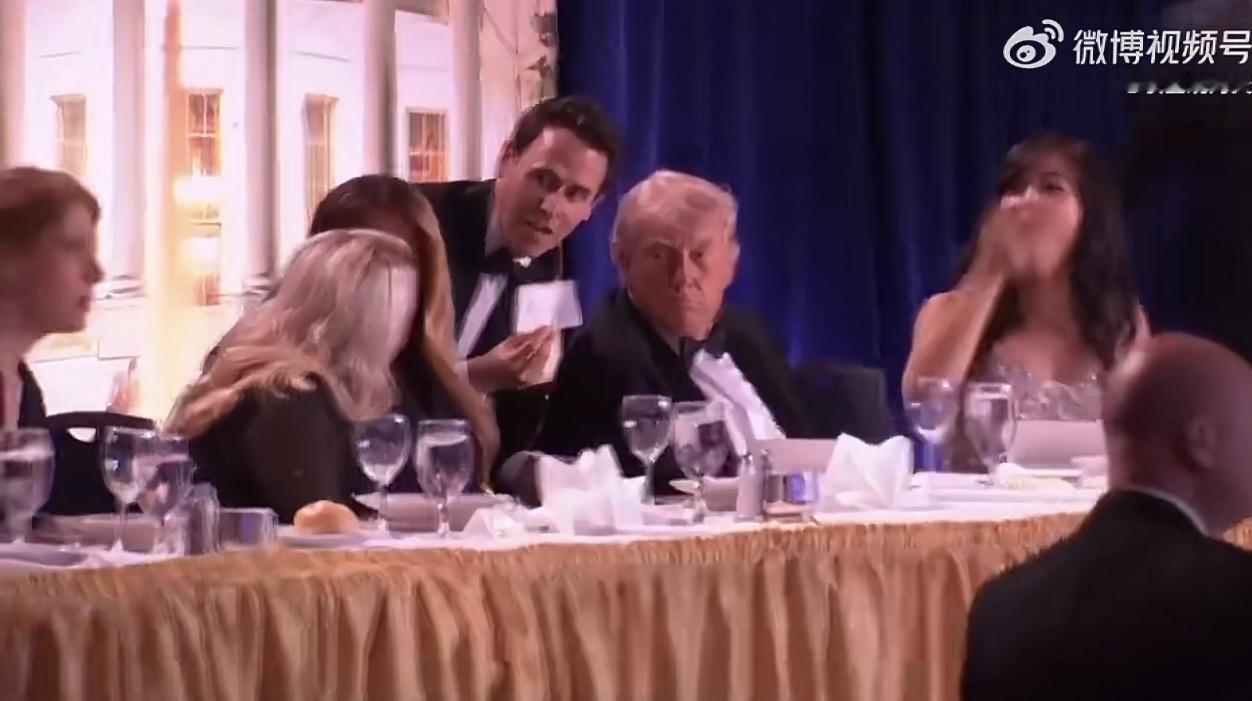 哈哈哈哈哈，哎我去，美国这抢手都能进到白宫晚宴里边去？！这也太刺激了！

白宫的