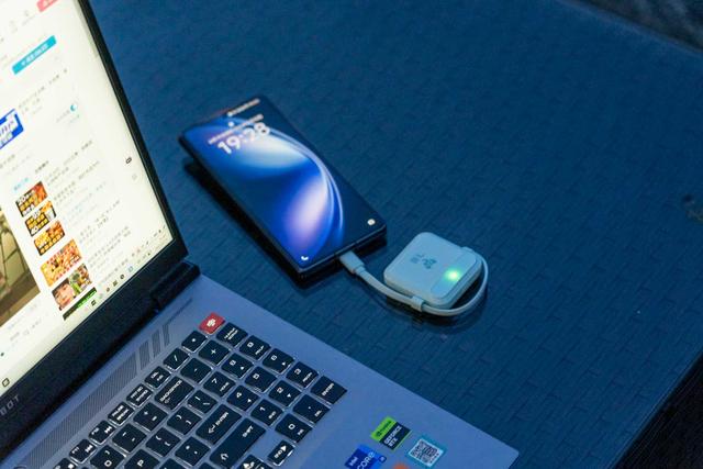 行走的“移动通信基站”！小巧精致高颜值，飞猫M2随身WiFi品鉴