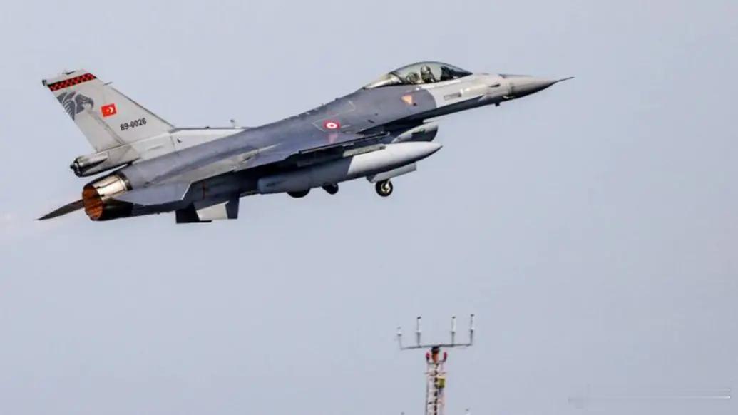 土耳其国防部当地时间12月15日发布通报称，土耳其空军F-16战机当天在黑海上空