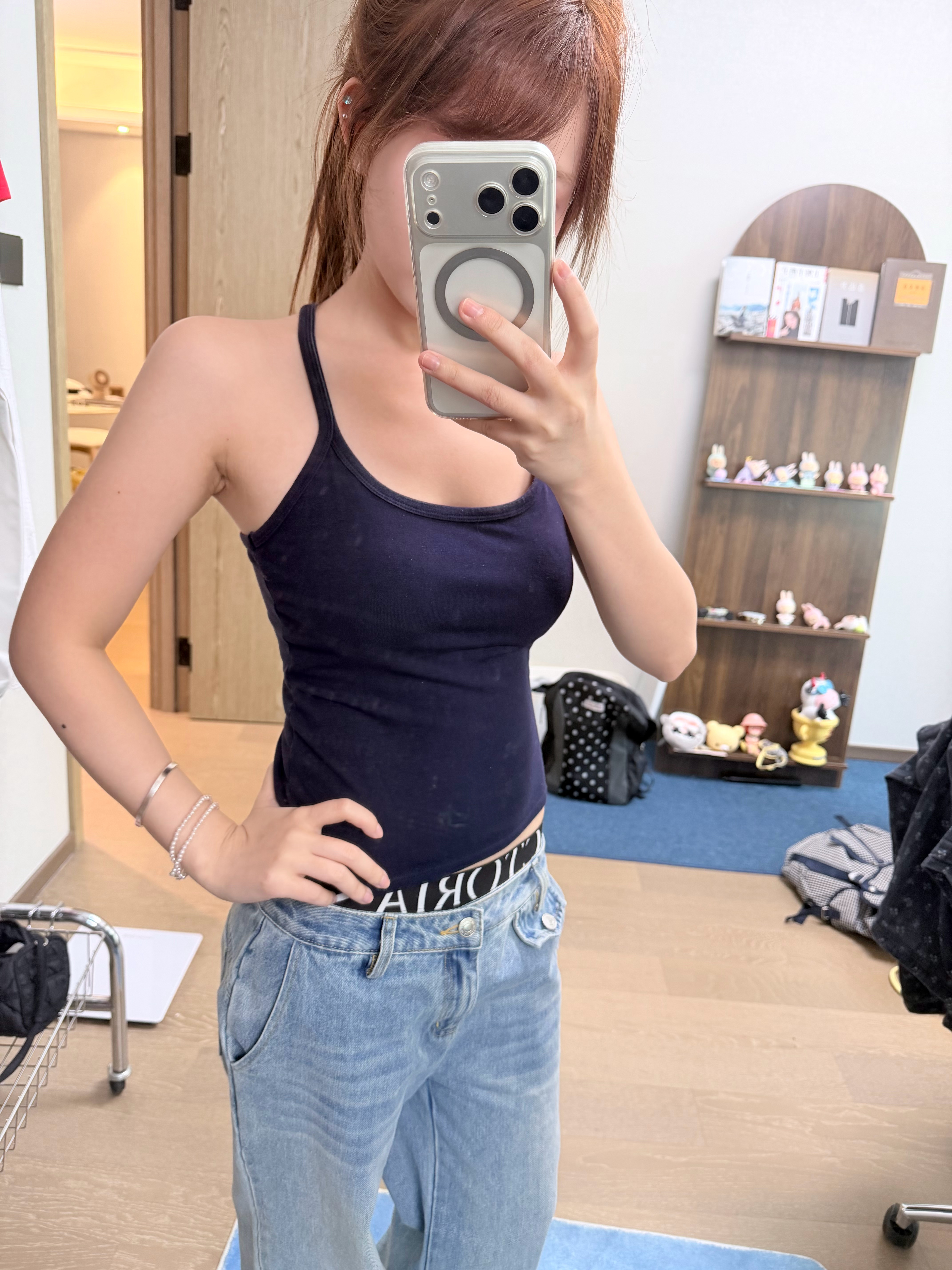 那个爱露内裤边的潮流女人出街了（没有说露内裤边就是潮流的意思。只是裤头太大了。嗯