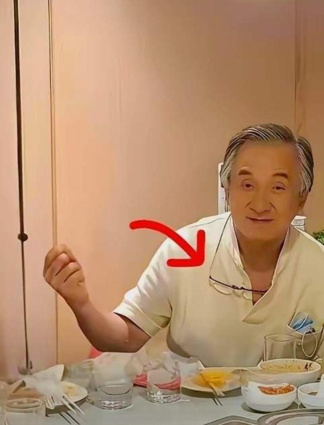 成龙用一部电影当白旗。
向一年不联系的儿子求和。70岁老汉的片场，成了最后的家庭